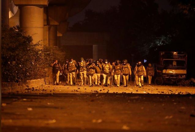 أفراد من قوات الشرطة خارج الجامعة الملية الإسلامية في نيودلهي. تصوير: عدنان عبيدي - رويترز.